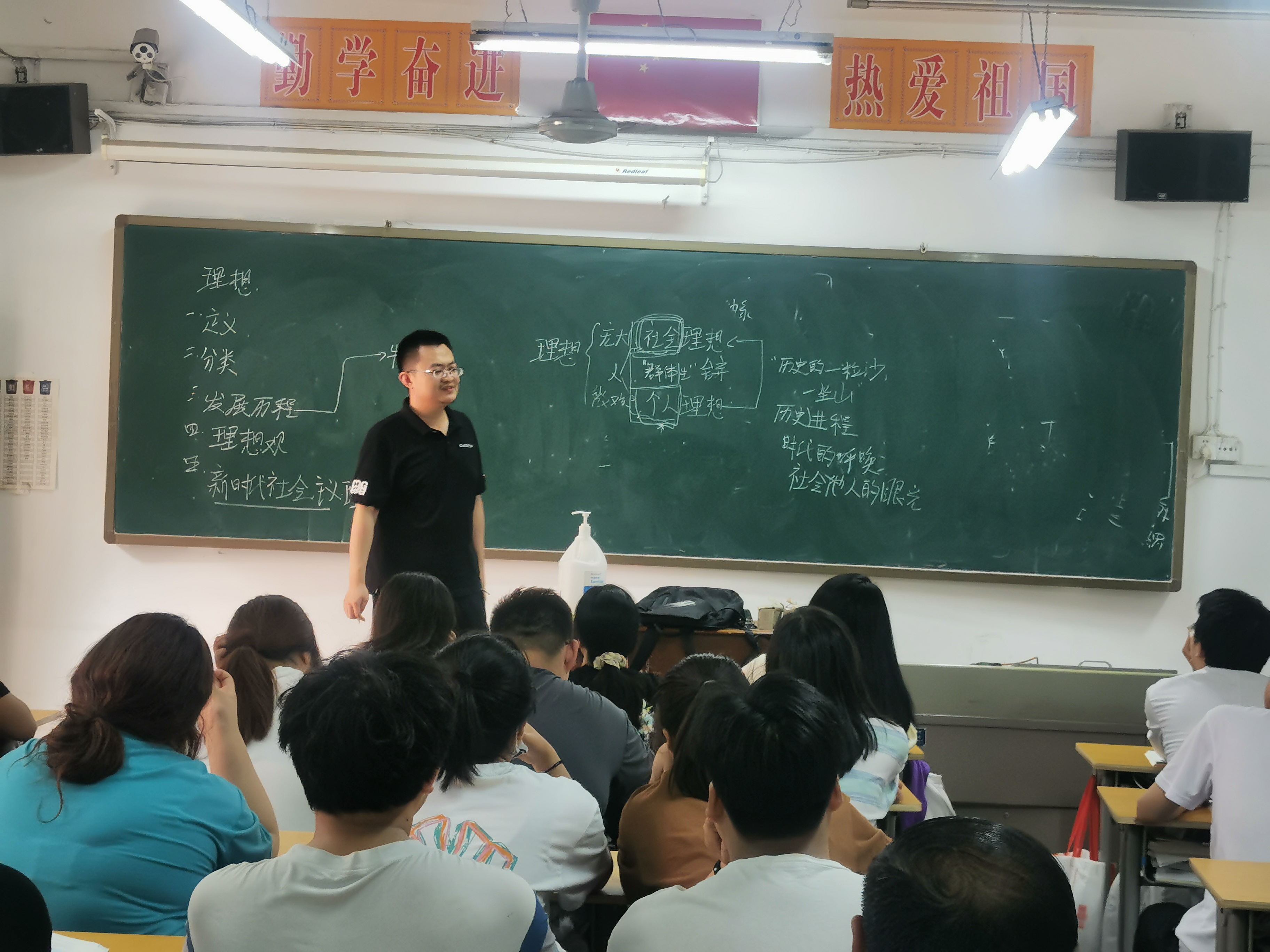 市衛(wèi)校校領(lǐng)導(dǎo)走進(jìn)思政課堂(圖1)
