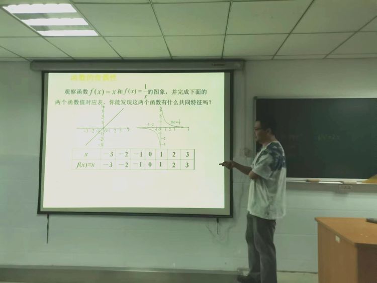 西安市衛(wèi)校教務科組織新教師試講活動(圖5)