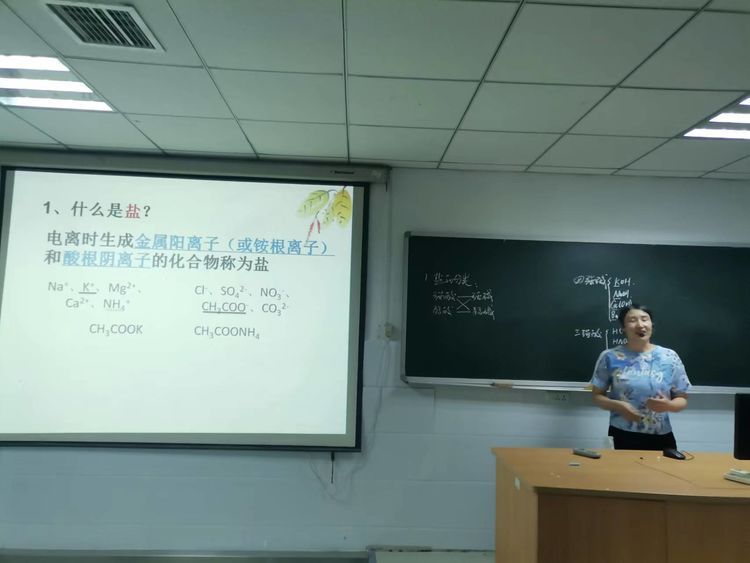 西安市衛(wèi)校教務科組織新教師試講活動(圖6)