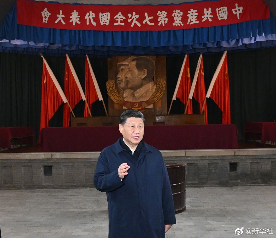 習(xí)近平帶領(lǐng)中共中央政治局常委赴陜西延安瞻仰延安革命紀(jì)念地(圖1)