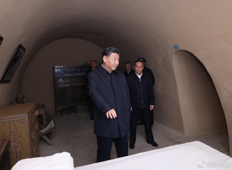習(xí)近平帶領(lǐng)中共中央政治局常委赴陜西延安瞻仰延安革命紀(jì)念地(圖2)