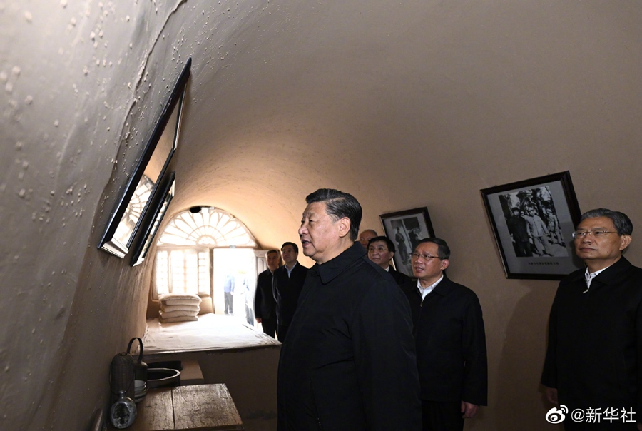 習(xí)近平帶領(lǐng)中共中央政治局常委赴陜西延安瞻仰延安革命紀(jì)念地(圖3)