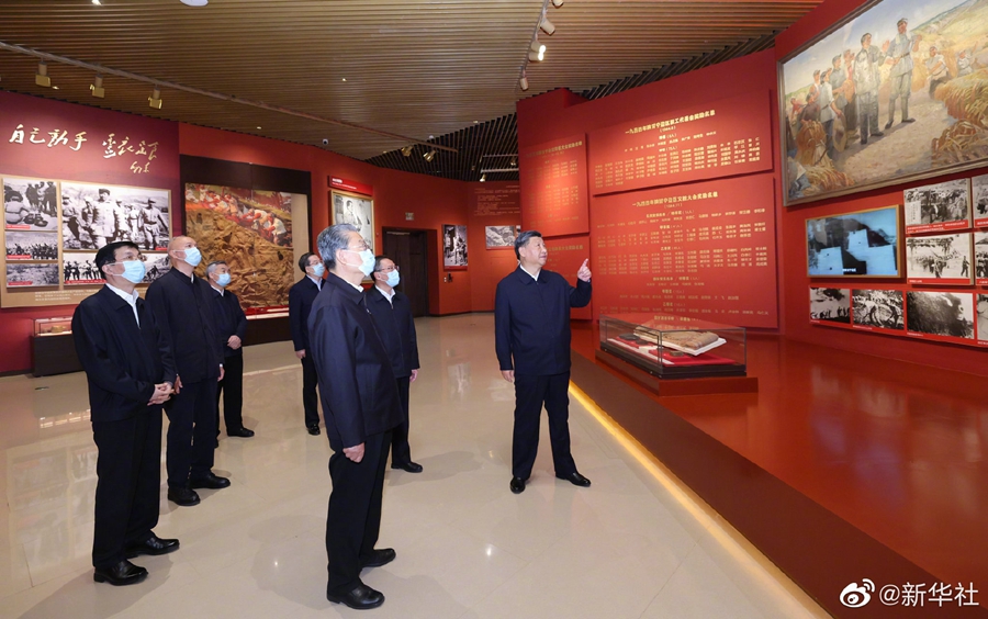習(xí)近平帶領(lǐng)中共中央政治局常委赴陜西延安瞻仰延安革命紀(jì)念地(圖5)