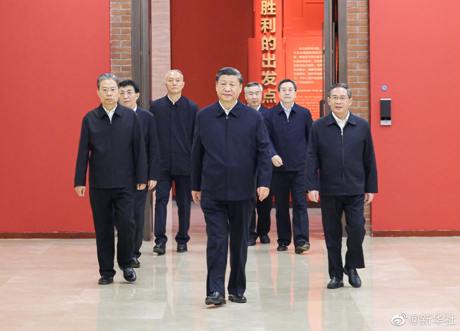 習(xí)近平帶領(lǐng)中共中央政治局常委赴陜西延安瞻仰延安革命紀(jì)念地(圖6)