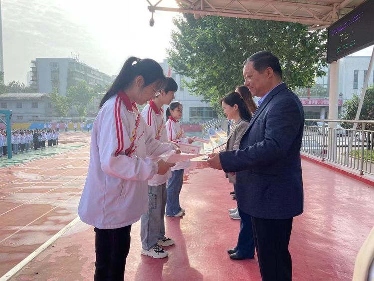 西安市衛(wèi)生學(xué)校2021-2022學(xué)年度中職國家獎(jiǎng)學(xué)金頒獎(jiǎng)儀式(圖2)