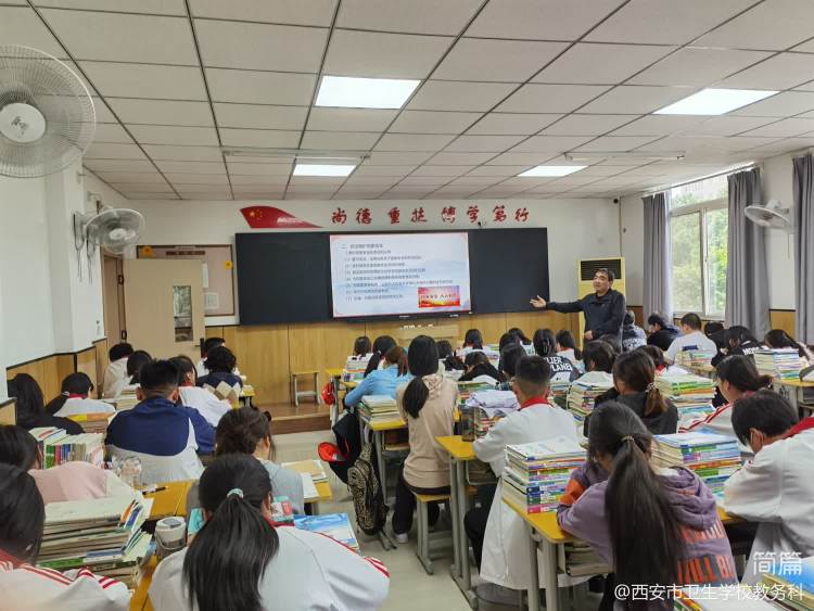 凝心鑄魂 立德樹人——校領導深入課堂聽評思政課(圖2)