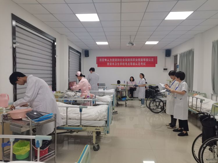 西安市衛(wèi)生學(xué)校順利舉辦2023年教育部“1+X” 職業(yè)技能等級考試及人社局養(yǎng)老護(hù)理員等級考試(圖8)