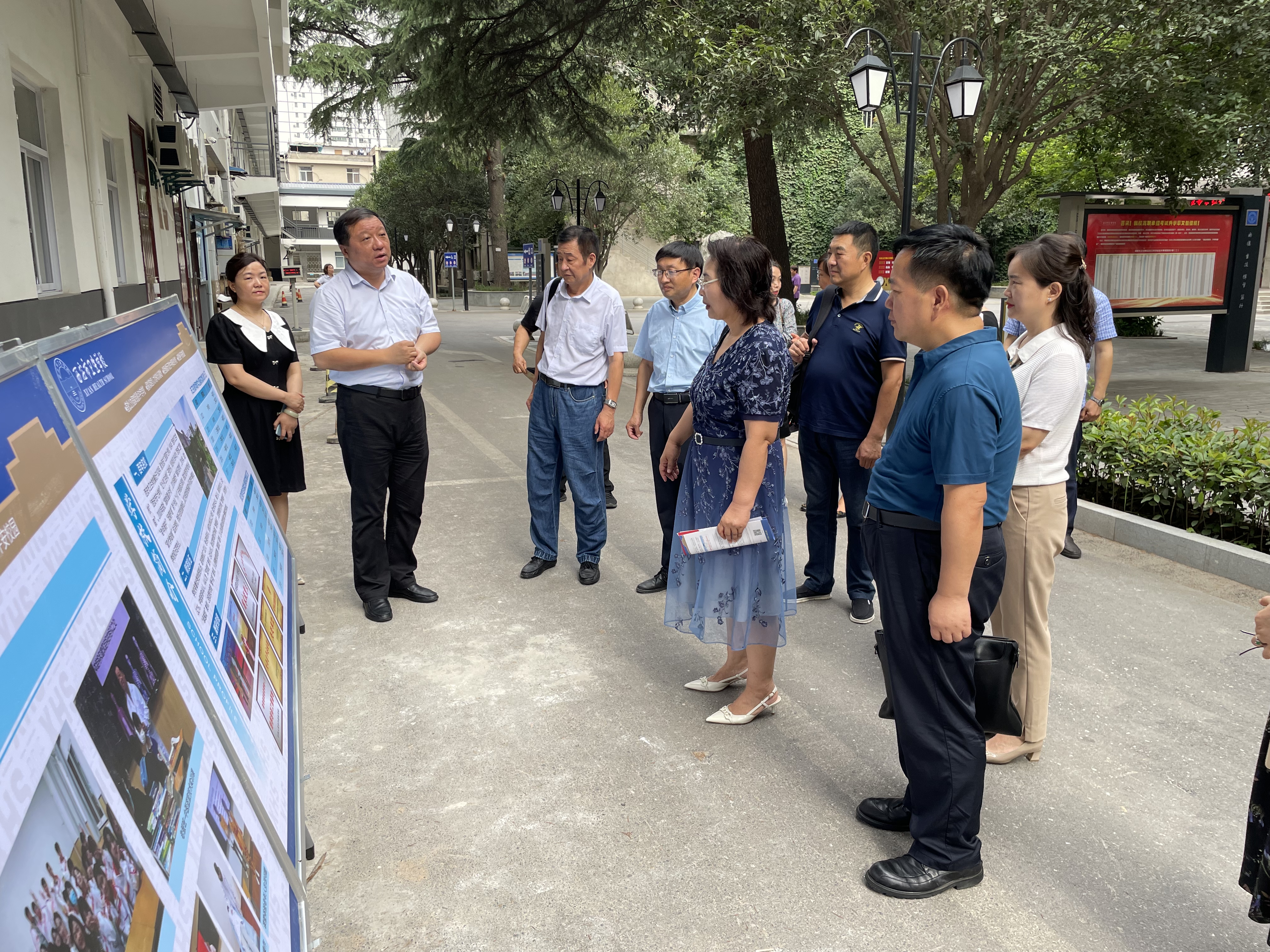 西安市職成教協(xié)會(huì)專家組蒞臨市衛(wèi)校調(diào)研指導(dǎo)工作(圖1)