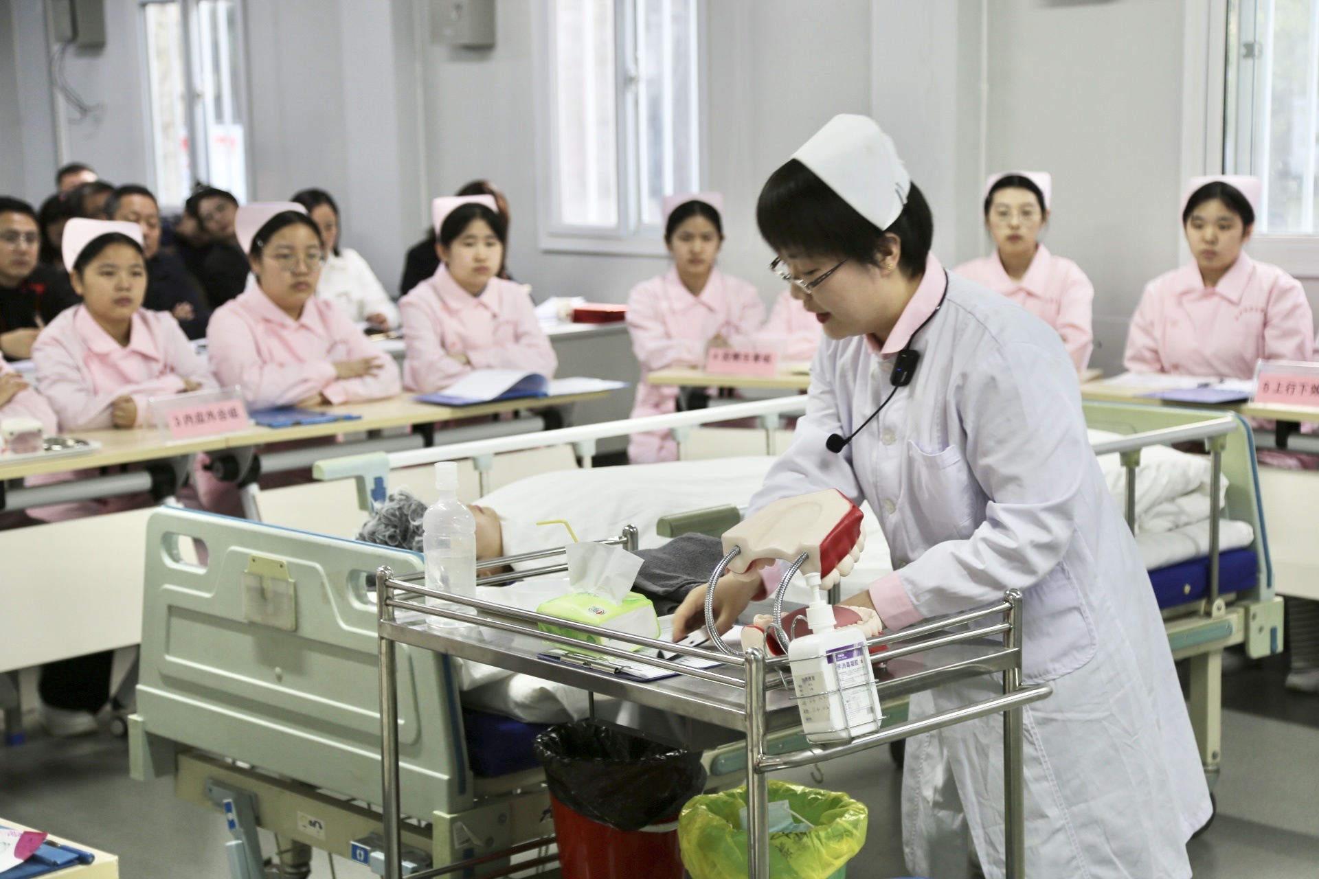 教研求真提質(zhì)量 砥礪前行共成長——西安市衛(wèi)生學(xué)校成功舉辦2023年全市中等職業(yè)學(xué)校護(hù)理類教科研中心組教研活動(圖9)