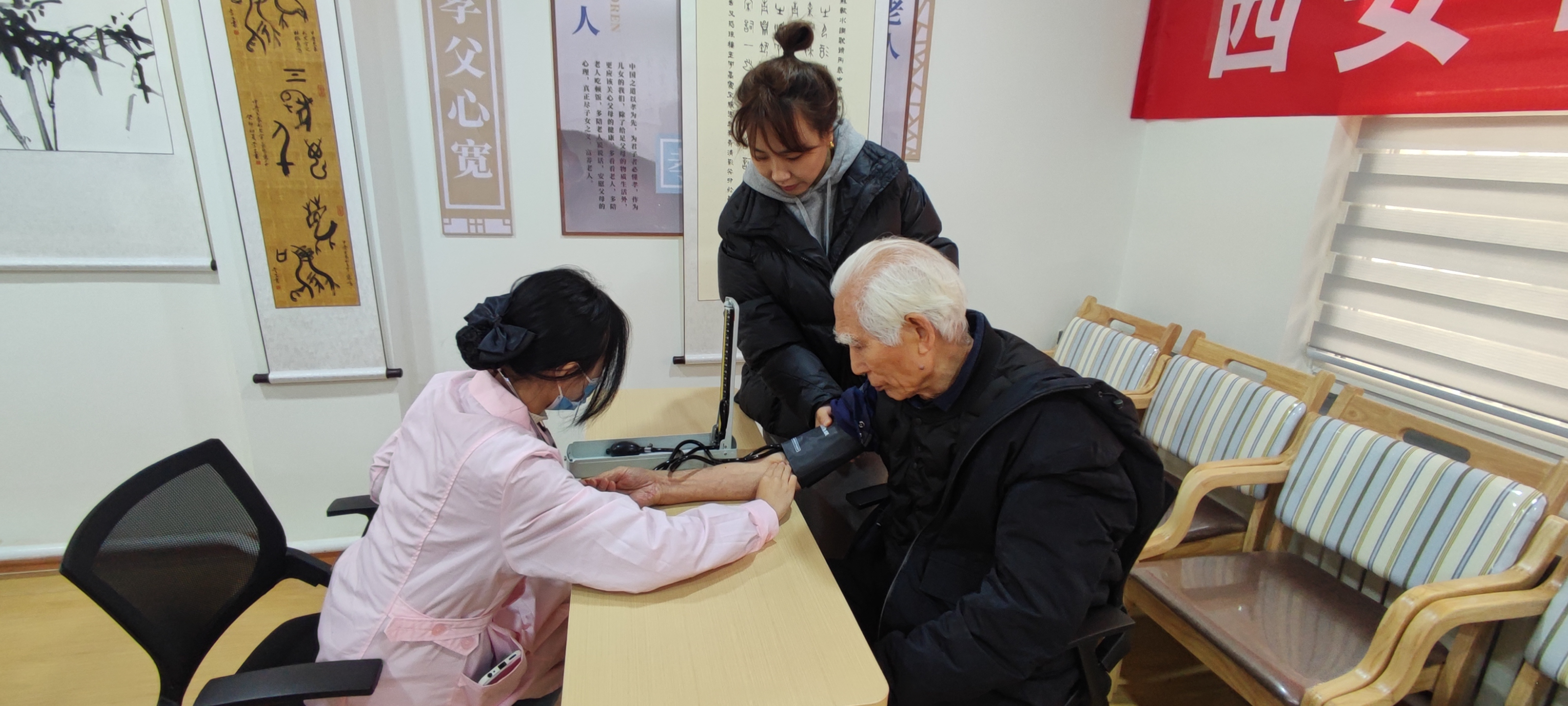 市衛(wèi)校志愿服務(wù)隊(duì)深入社區(qū)開(kāi)展愛(ài)心服務(wù)活動(dòng)(圖3)