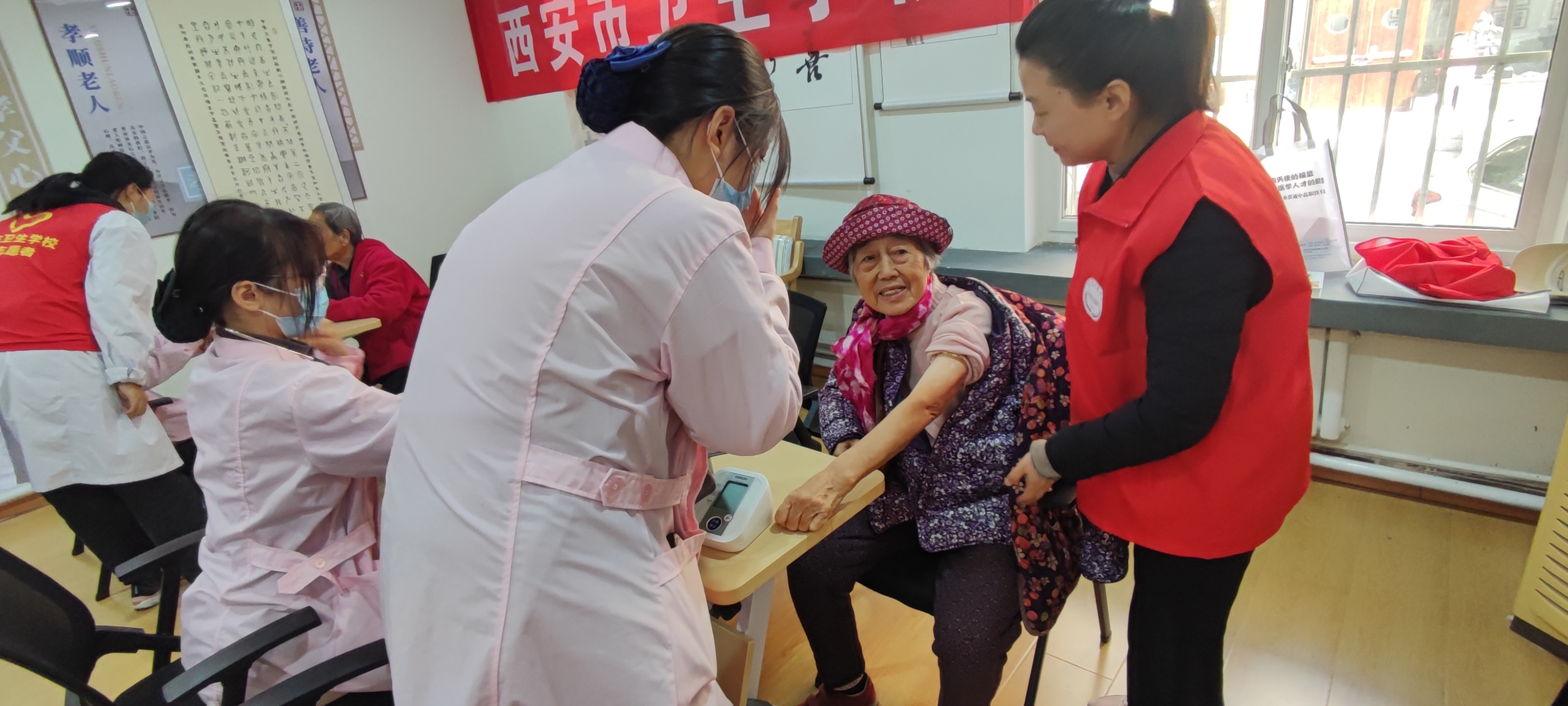 市衛(wèi)校志愿服務(wù)隊(duì)深入社區(qū)開(kāi)展愛(ài)心服務(wù)活動(dòng)(圖2)