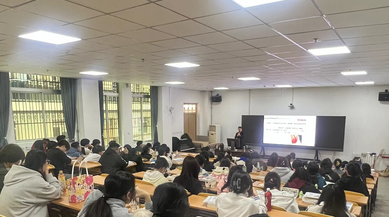 人民衛(wèi)生出版社講師團在我校進行2024年護士資格考試串講(圖2)