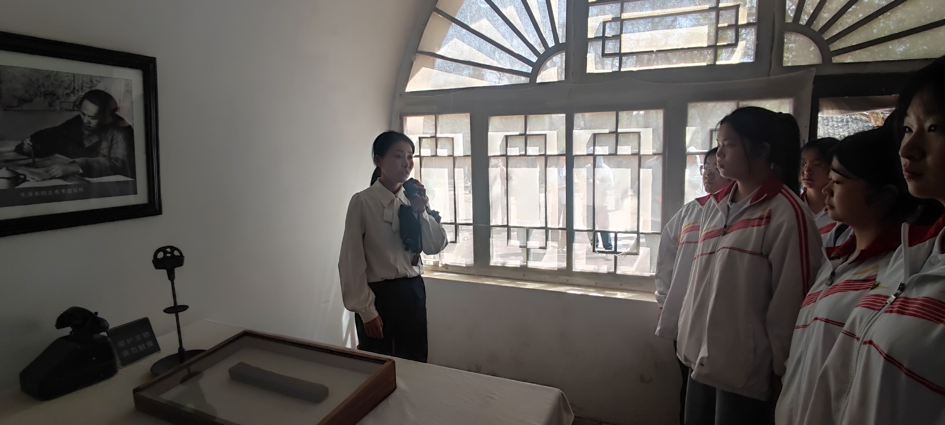 西安市衛(wèi)生學(xué)校師生前往棗園革命舊址和楊家?guī)X革命舊址開展“國(guó)家安全”主題團(tuán)日活動(dòng)(圖1)