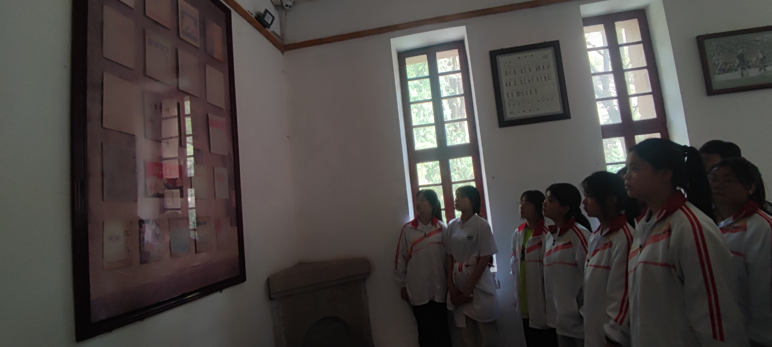 西安市衛(wèi)生學(xué)校師生前往棗園革命舊址和楊家?guī)X革命舊址開展“國(guó)家安全”主題團(tuán)日活動(dòng)(圖3)