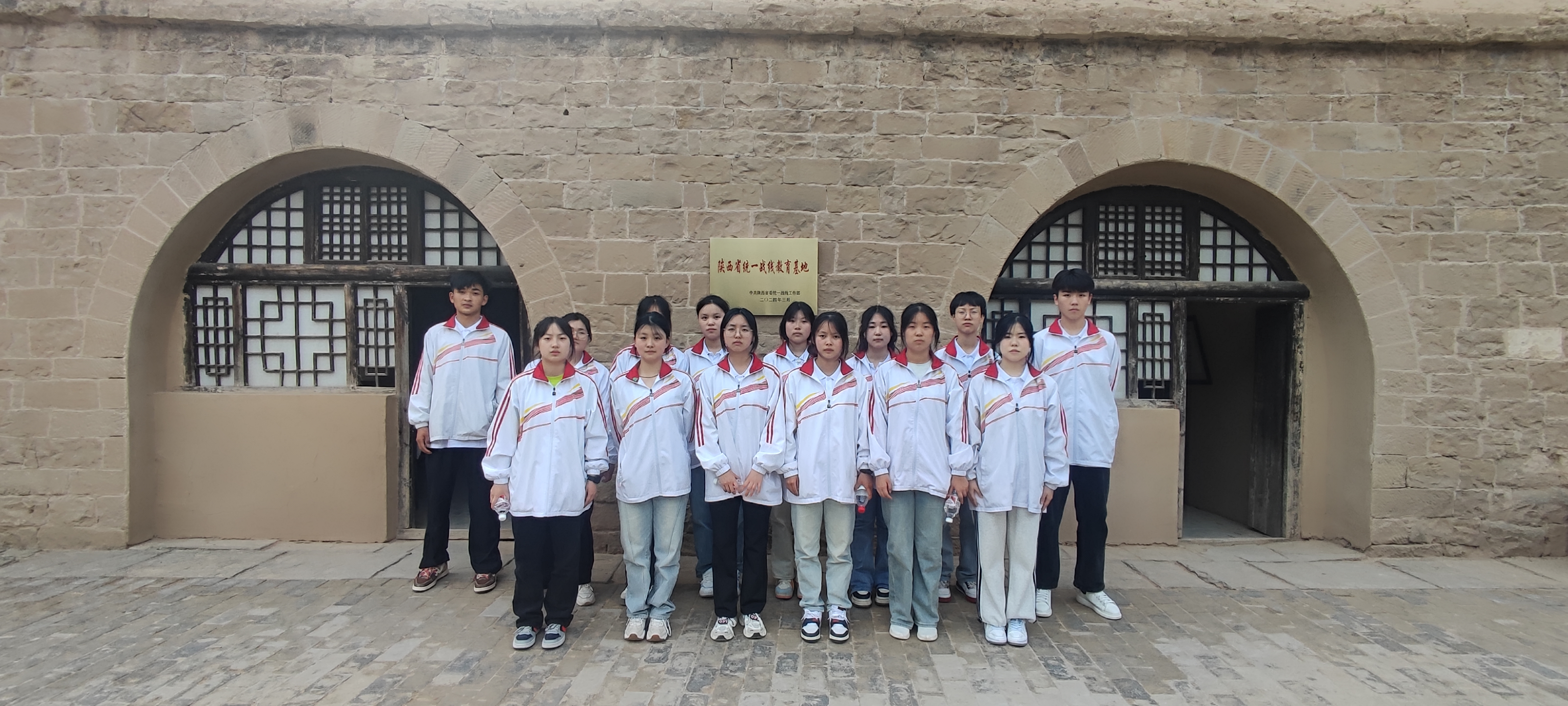 西安市衛(wèi)生學(xué)校師生前往棗園革命舊址和楊家?guī)X革命舊址開展“國(guó)家安全”主題團(tuán)日活動(dòng)(圖4)