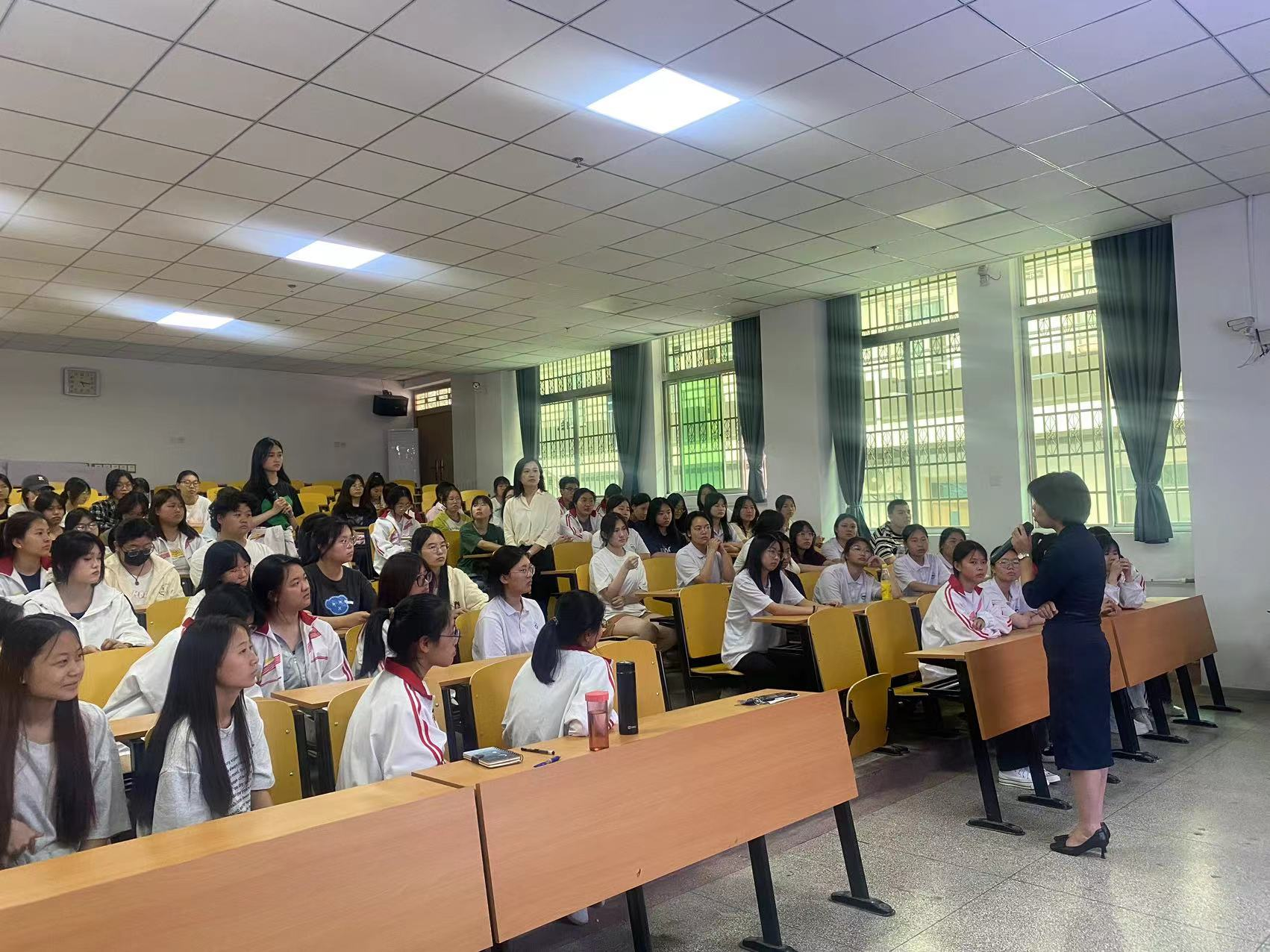 “榜樣的力量 追光而行”——我校順利舉辦優(yōu)秀校友分享會(圖2)