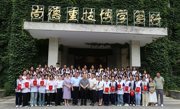 西安市衛(wèi)生學(xué)校隆重舉行圖書捐贈儀式暨2024“校園讀書季” 系列活動表彰大會——書香校園再添新篇章(圖6)