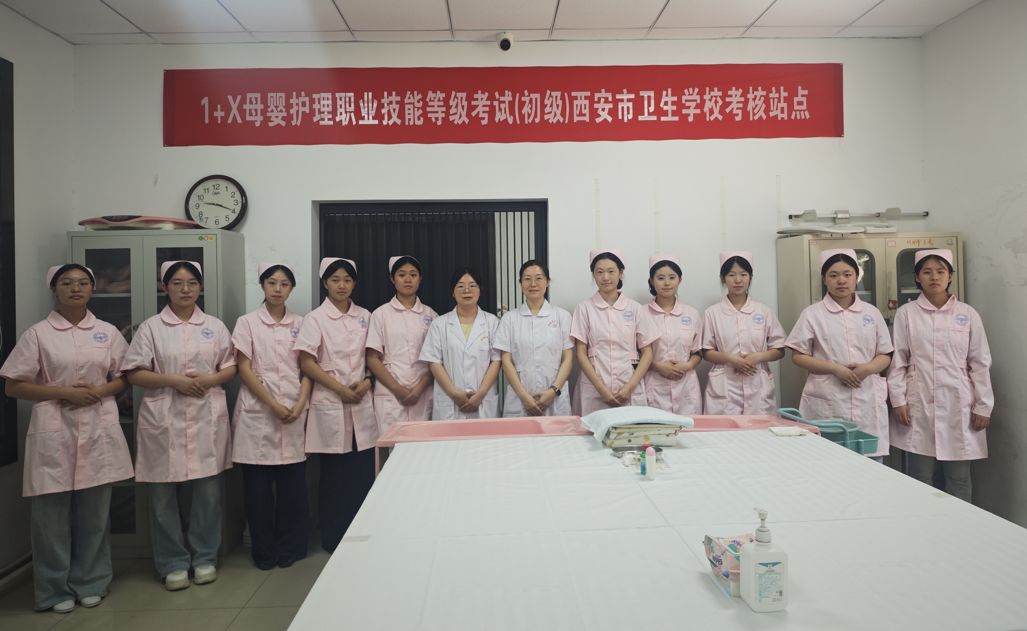 西安市衛(wèi)生學(xué)校順利舉辦2025年教育部“1＋X”職業(yè)技能等級(jí)考試及人社局養(yǎng)老護(hù)理員等級(jí)考試(圖4)