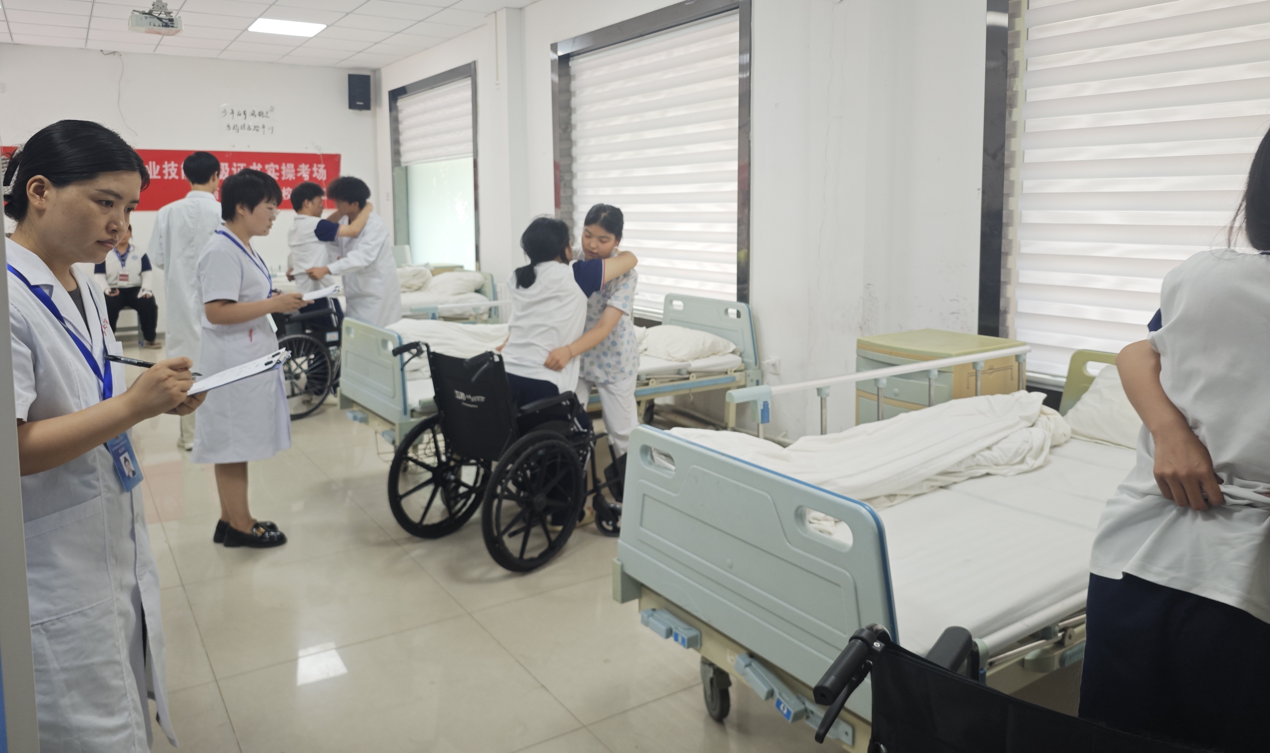 西安市衛(wèi)生學(xué)校順利舉辦2025年教育部“1＋X”職業(yè)技能等級(jí)考試及人社局養(yǎng)老護(hù)理員等級(jí)考試(圖5)