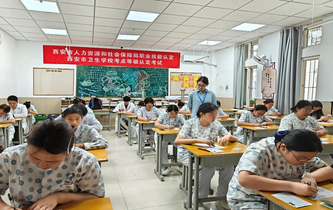 西安市衛(wèi)生學(xué)校順利舉辦2025年教育部“1＋X”職業(yè)技能等級(jí)考試及人社局養(yǎng)老護(hù)理員等級(jí)考試(圖7)