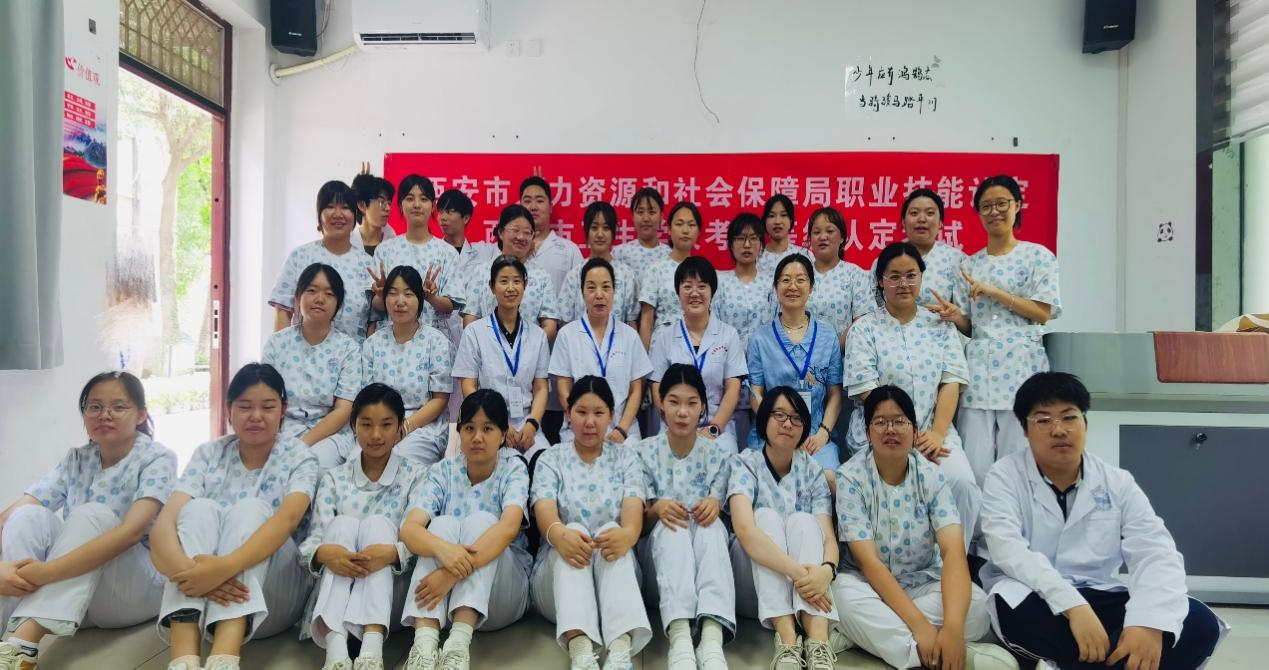 西安市衛(wèi)生學(xué)校順利舉辦2025年教育部“1＋X”職業(yè)技能等級(jí)考試及人社局養(yǎng)老護(hù)理員等級(jí)考試(圖8)