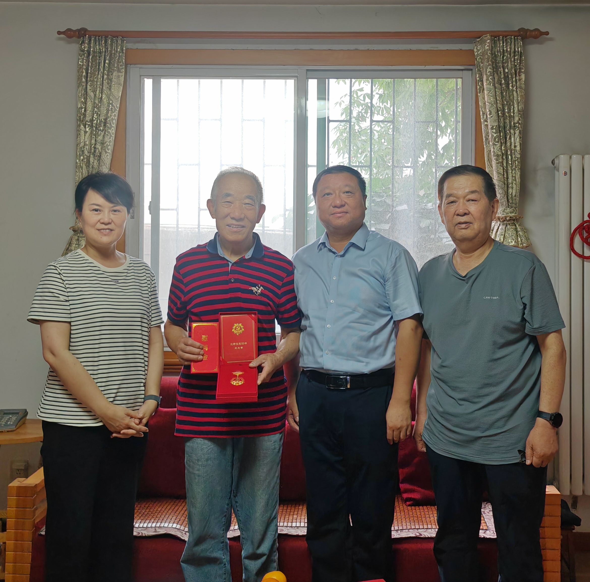 西安市衛(wèi)生學校黨委開展“七一”前走訪慰問活動(圖2)